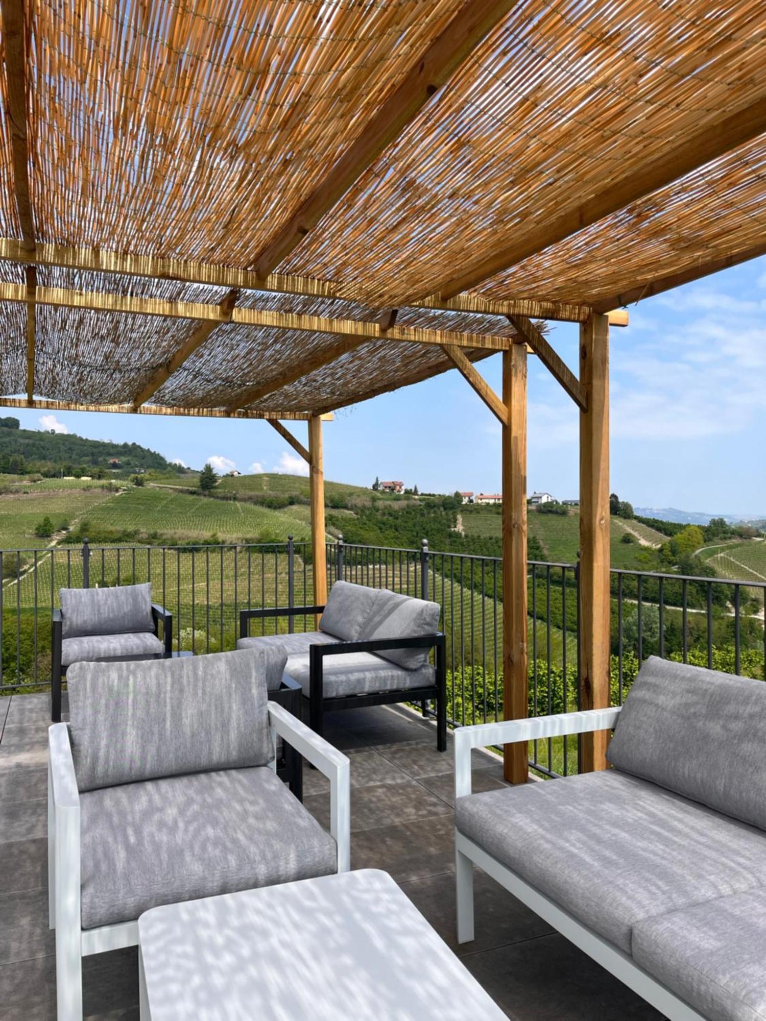 Hotel Le Cornici - Cascina Di Charme Diano dʼAlba Exterior foto