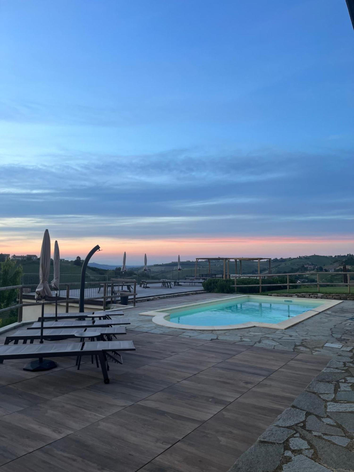 Hotel Le Cornici - Cascina Di Charme Diano dʼAlba Exterior foto